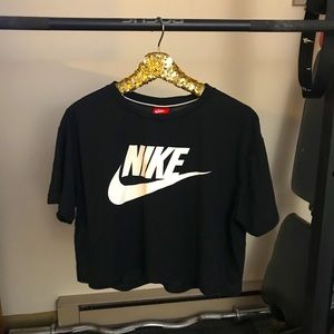 Nike cropped short sleeve shirt